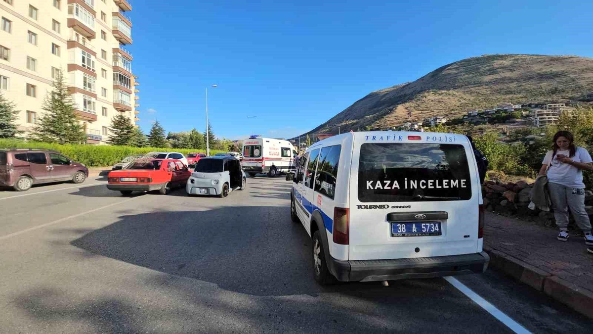 Kayseri\'de Mini Araç Çarpması: 1 Ağır Yaralı