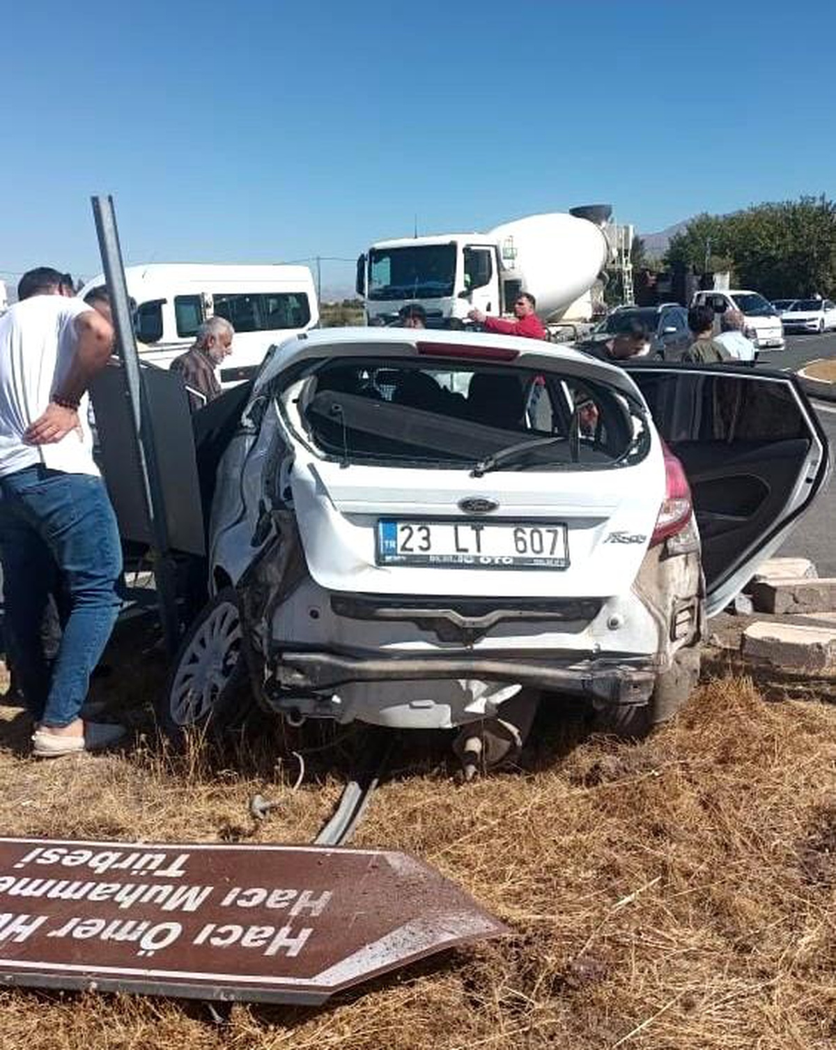 Elazığ\'da Otomobil ile Otobüs Çarpıştı