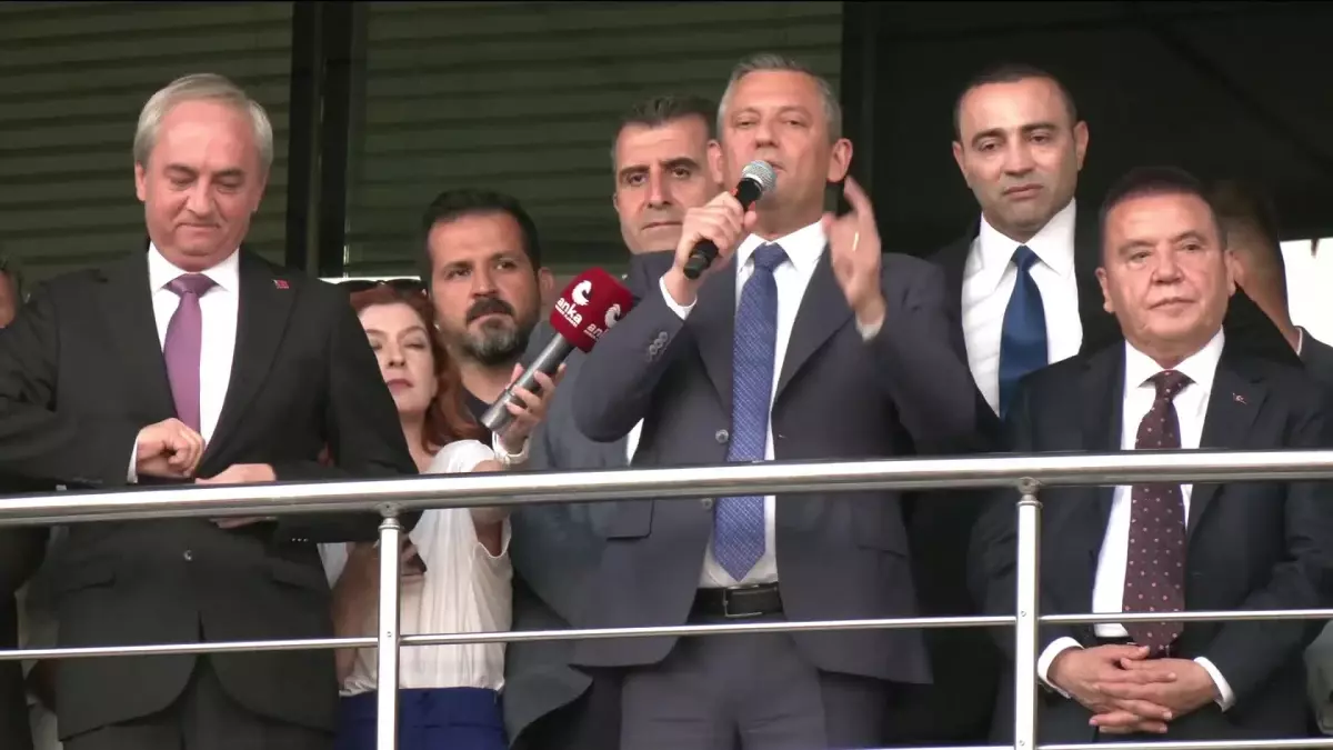 CHP Genel Başkanı Özgür Özel, Kepez Belediyesi\'ni Ziyaret Etti