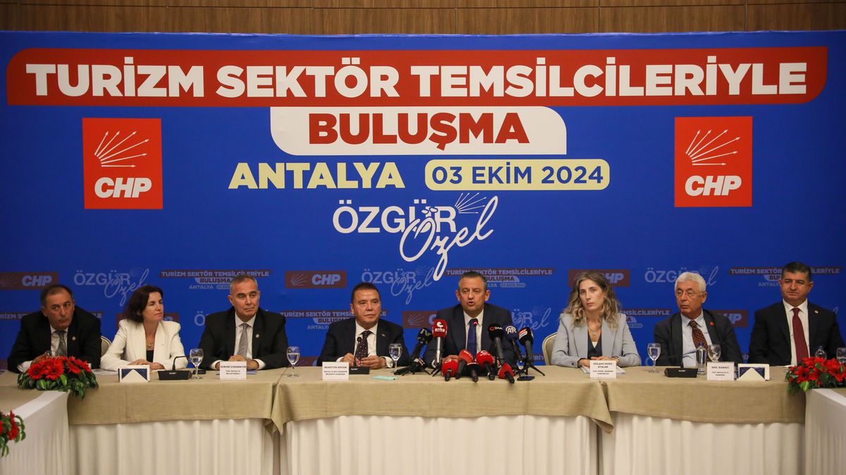 Özgür Özel Turizmcilerle Buluştu
