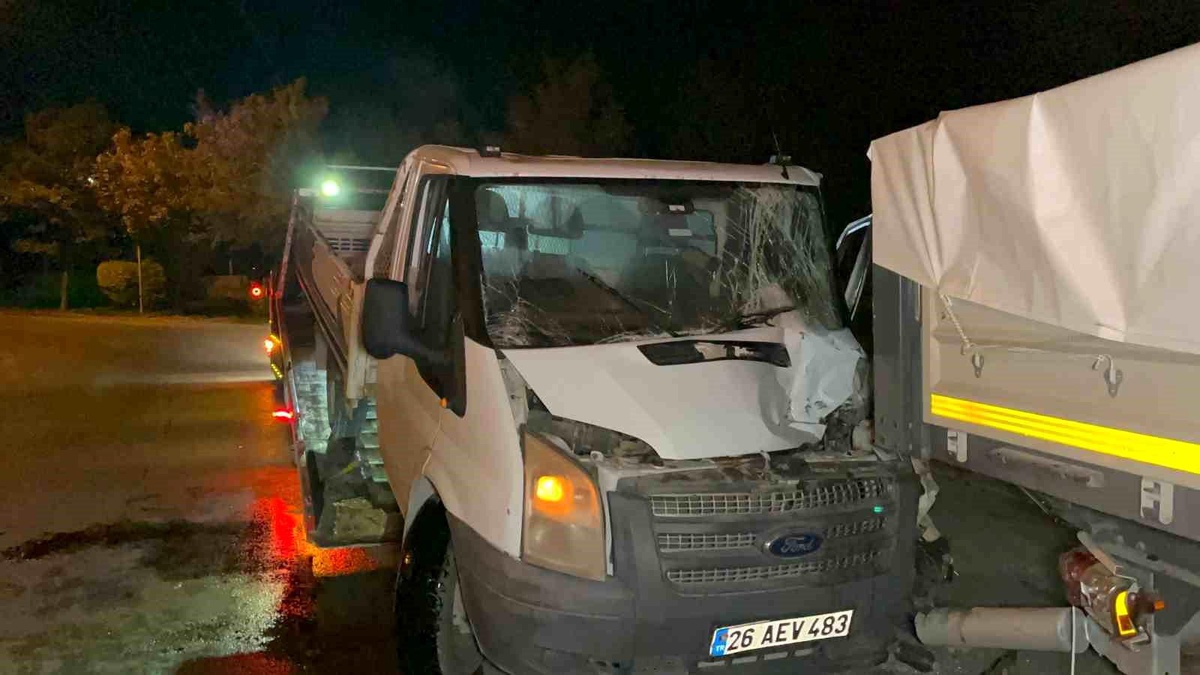 Alkollü Sürücü Tıra Çarptı, Yaralandı