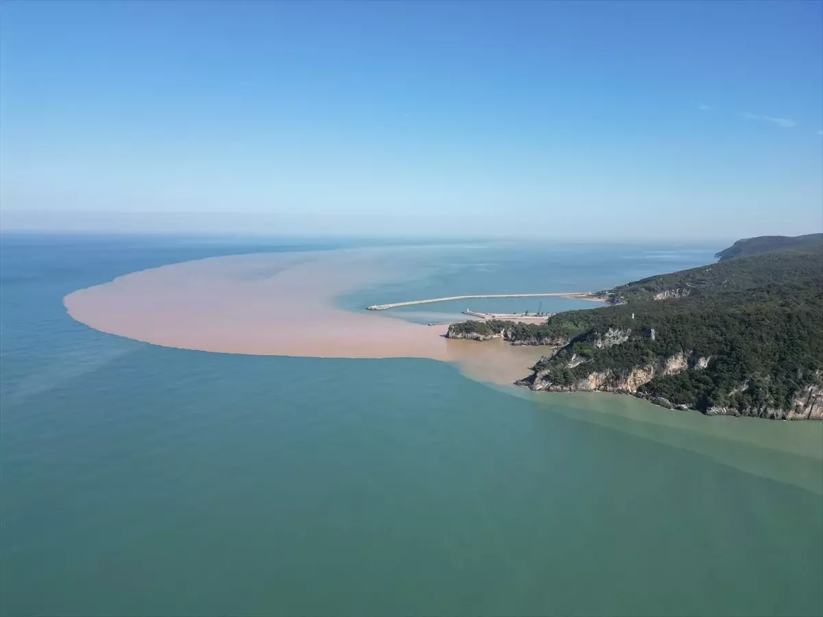 İnkumu Plajı\'nda Denizin Rengi Değişti