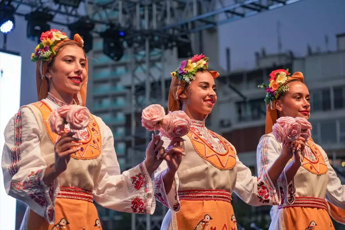 Uluslararası Balkanlılar Festivali İzmir\'de Başladı