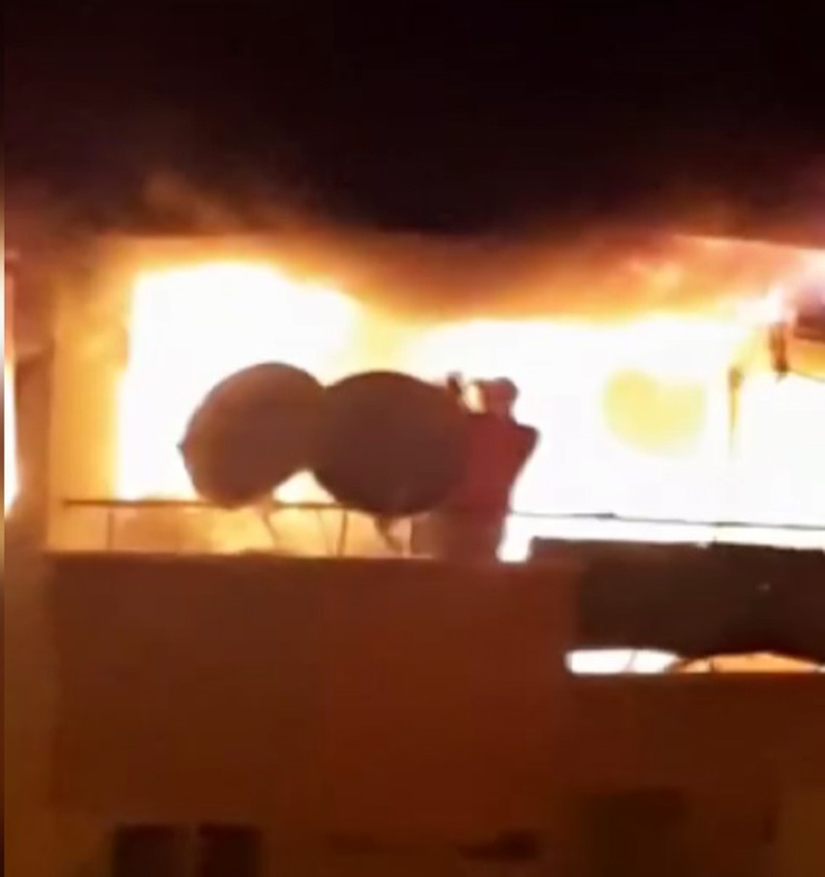 Antalya\'da Yangın: Kadın Balkona Sığınarak Kurtuldu