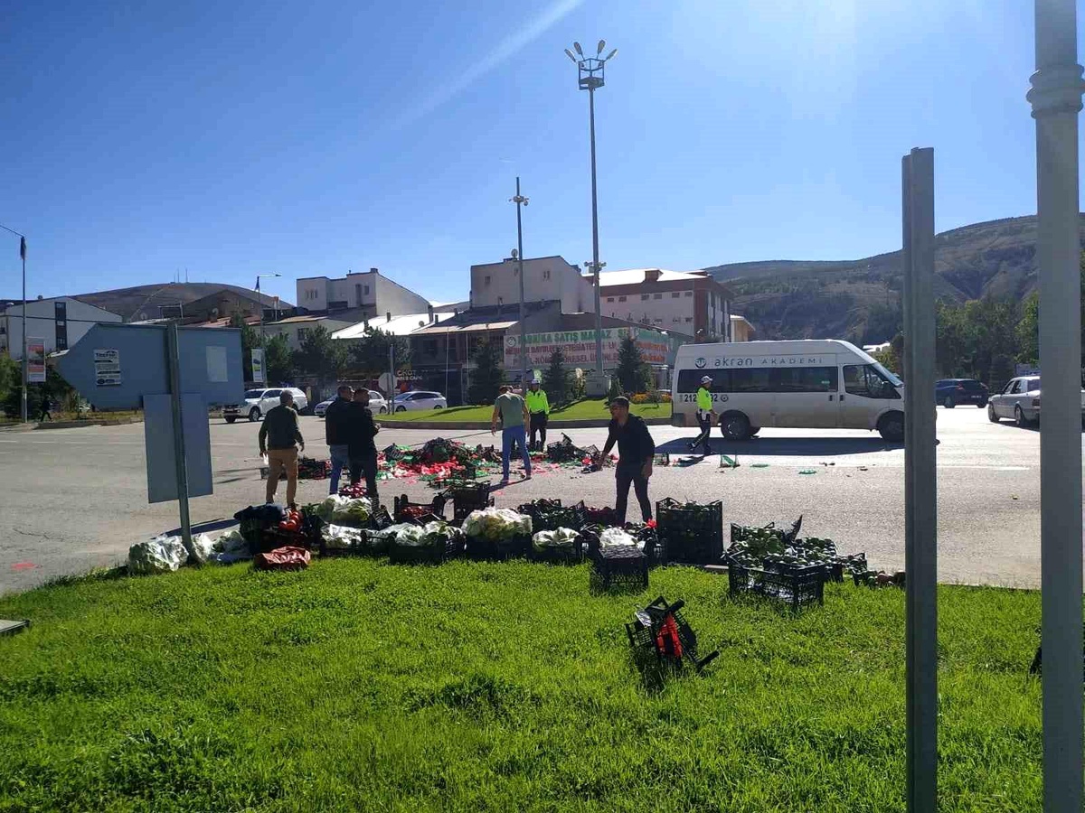 Yola savrulan pikabın içindeki sebze ve meyveler yola saçıldı