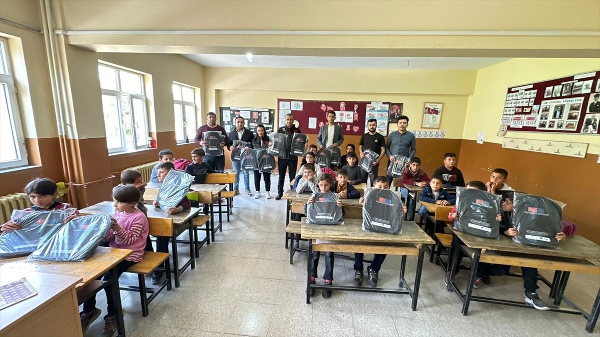 Yüksekova\'da Öğrencilere Çanta Dağıtımı