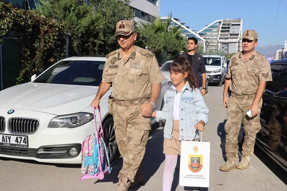 Kahramanmaraş\'ta Vali ve Belediye Başkanı, şehit çocuklarını evlerinden alıp okullarına götürdü