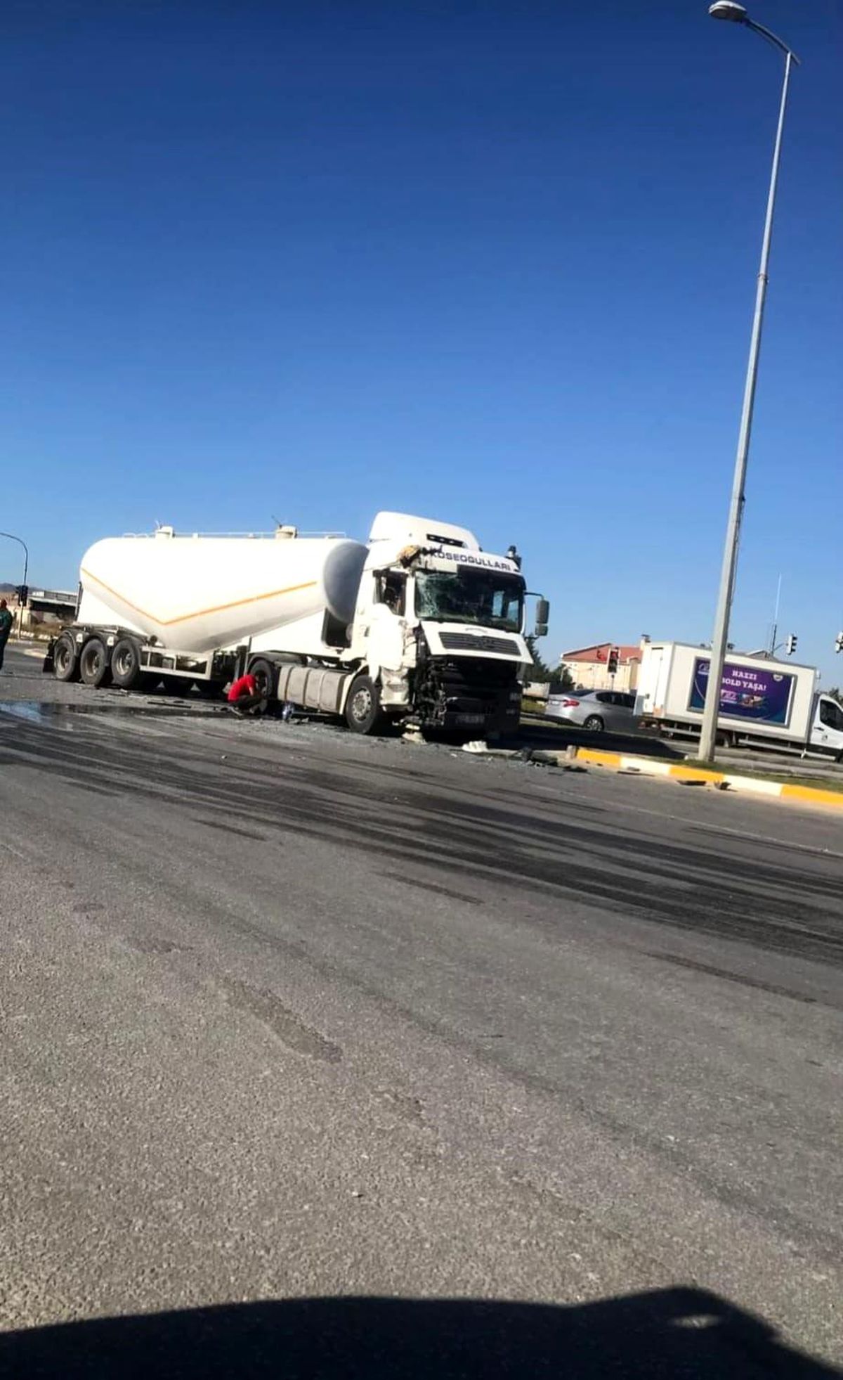 Ankara\'da Kırmızı Işıkta Geçen Tır, Belediye Otobüsüne Çarptı