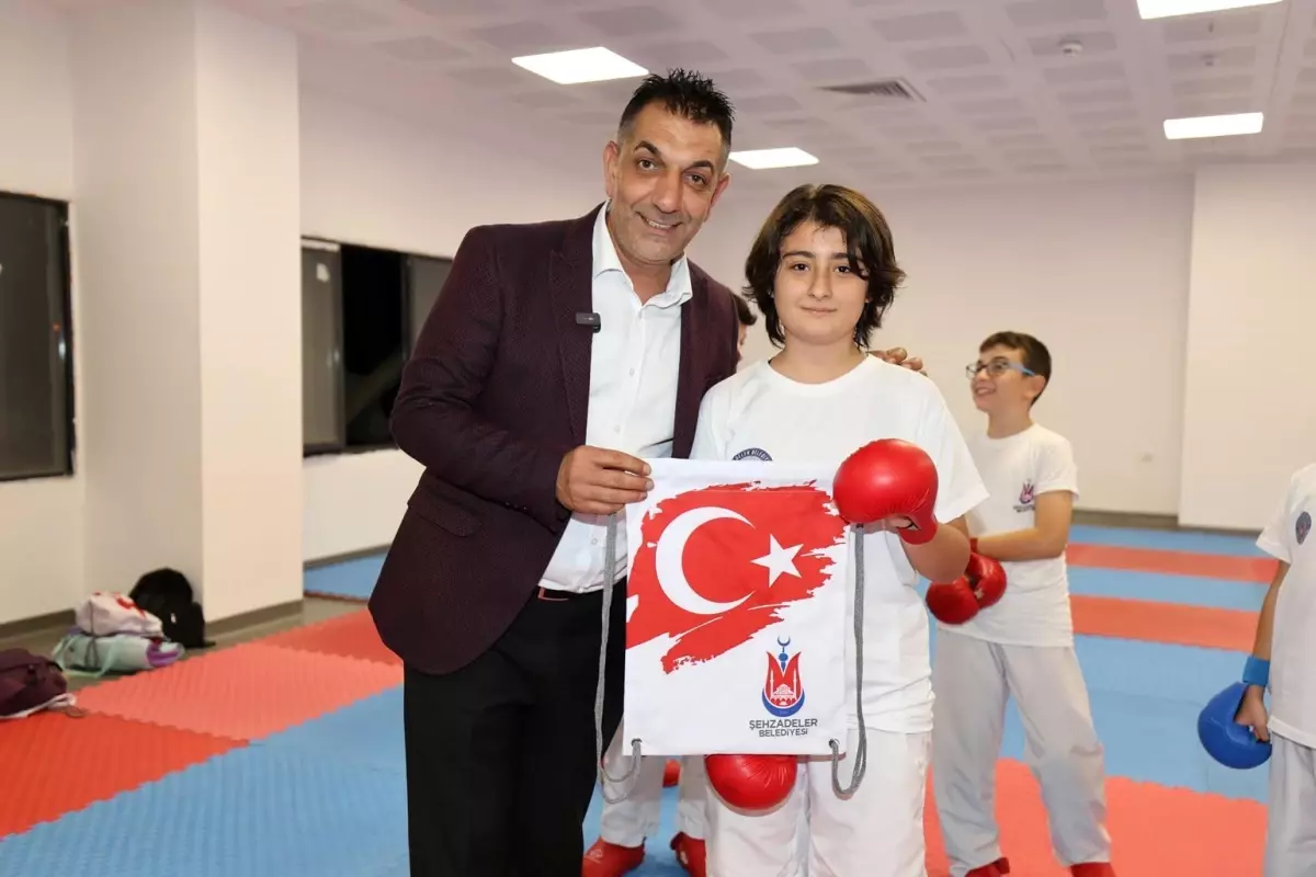 Şehzadeler Belediyesi\'nden Gençlere Karate Desteği