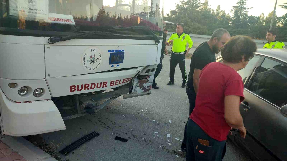 Burdur\'da Otobüs ve Otomobil Çarpıştı: 1 Yaralı