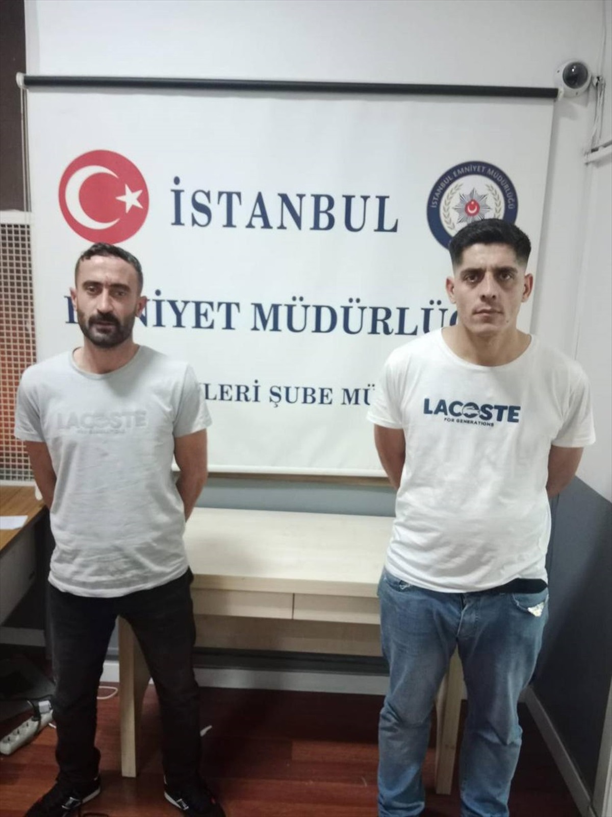 Beyoğlu\'nda bir kadını taciz ettiği belirlenen 2 zanlı yakalandı