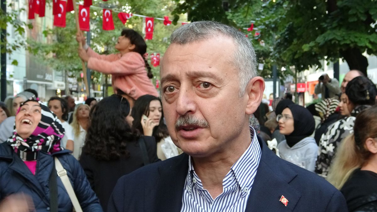 Kocaeli Kitap Fuarı\'nda Ağaçlara 5 Bin Kitap Asıldı