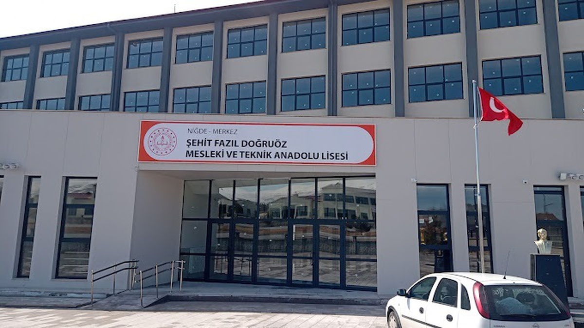 Deney sırasında tüpün kırılması sonucu üzerlerine \'sülfürik asit\' sıçrayan 8 öğrenci yaralandı
