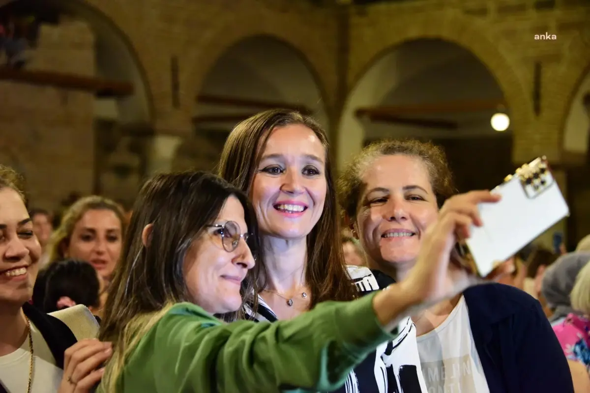 Gülşah Durbay\'a Destek Mesajları: "siyaseti Ayağa Düşürenlere Lanet Olsun", "Kirli ve Hastalıklı Zihniyet Yenilmeye Mahkumdur"