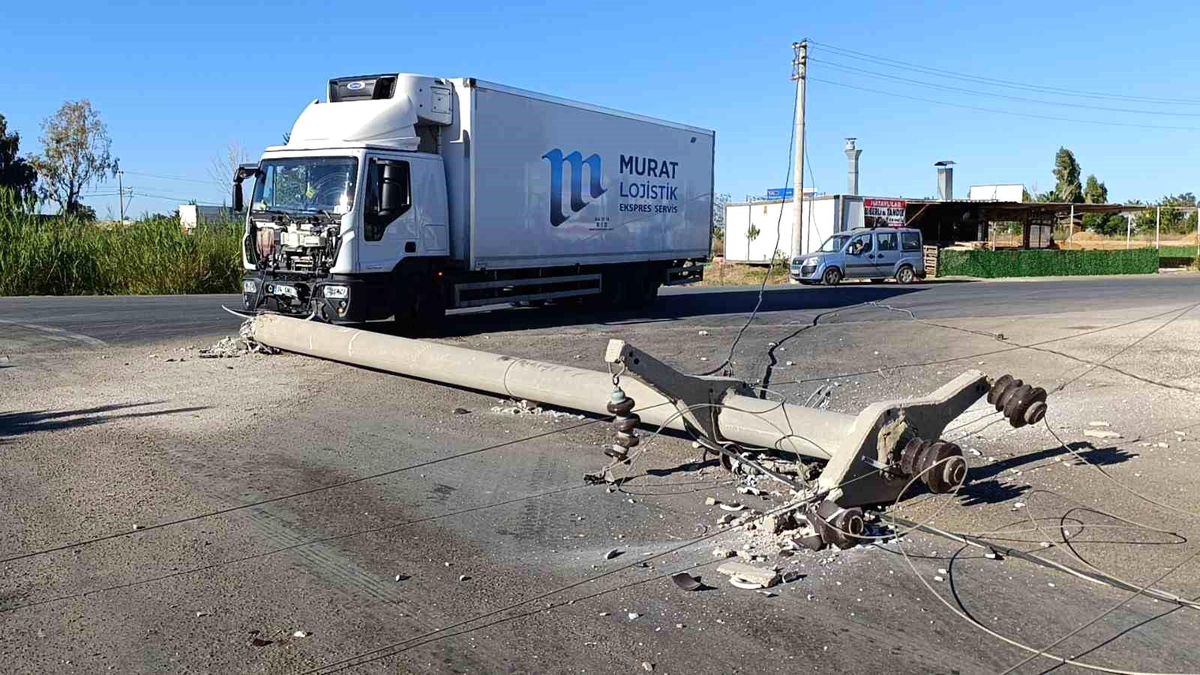 Antalya\'da Kamyon Elektrik Direğine Çarptı
