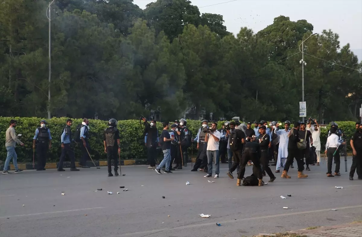 İmran Han için yapılan protestolara polis müdahale etti