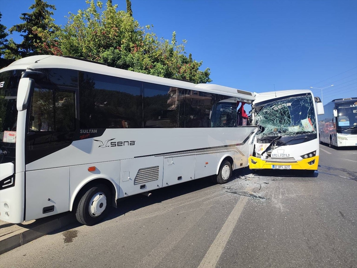 Alanya\'da Tur Midibüsleri Çarpıştı