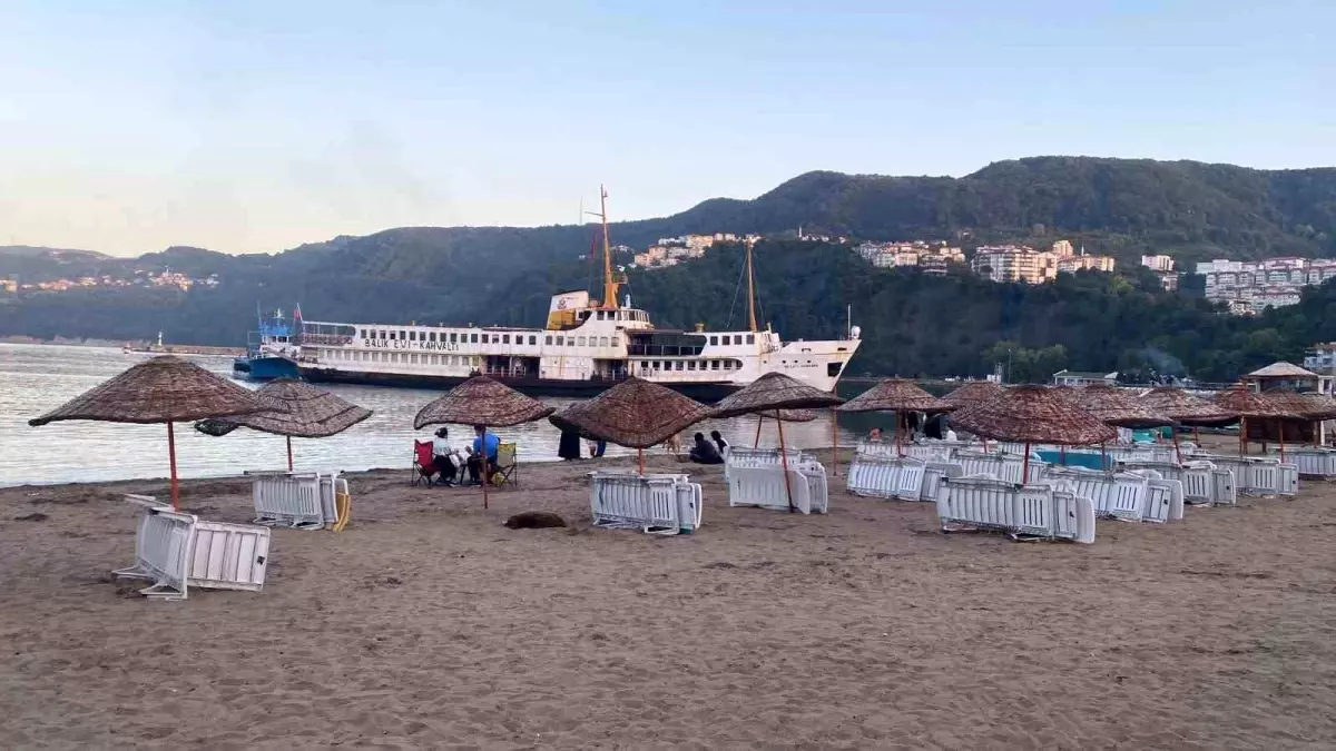 Amasra Limanı\'nda fırtınada çapası hasar alan vapur sürüklenerek karaya oturdu