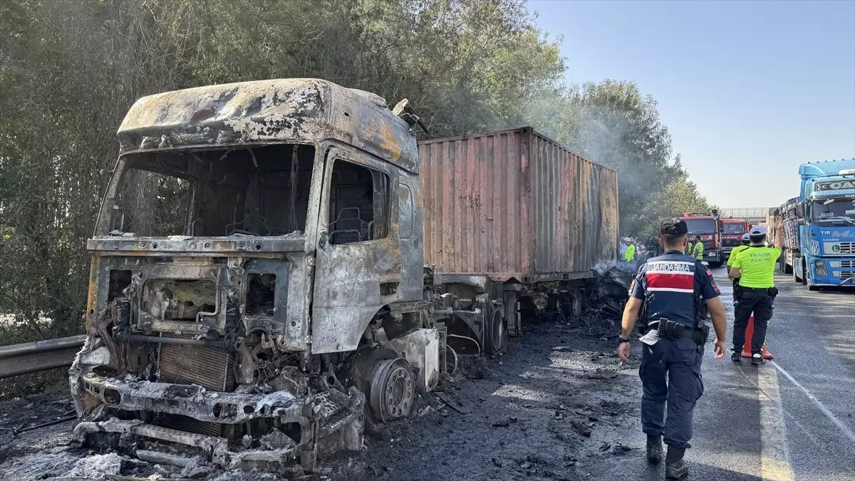 Anadolu Otoyolu\'nda Tır Kazası ve Yangın