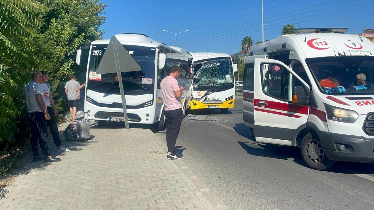 Alanya\'da Midibüs Çarpışması: 12 Yaralı