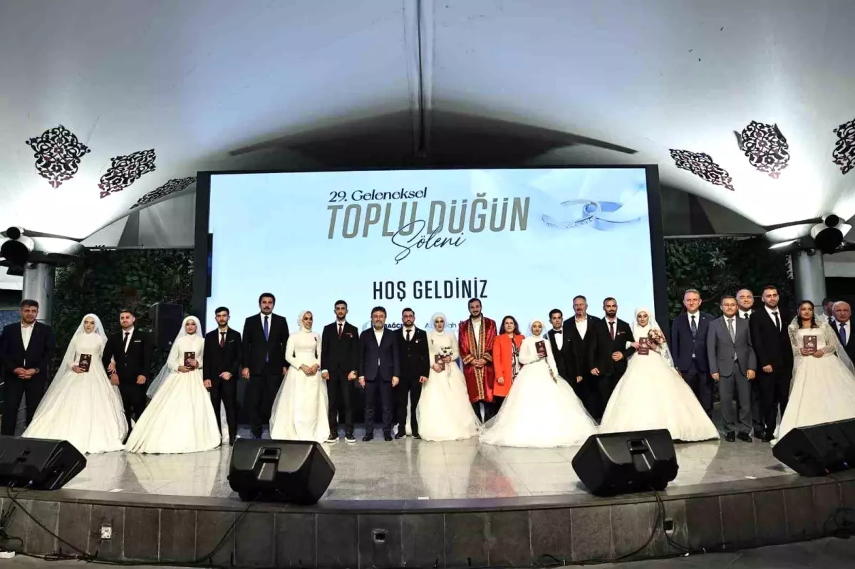 Bağcılar\'da Toplu Düğün Şöleni: 7 Çift Dünya Evine Girdi