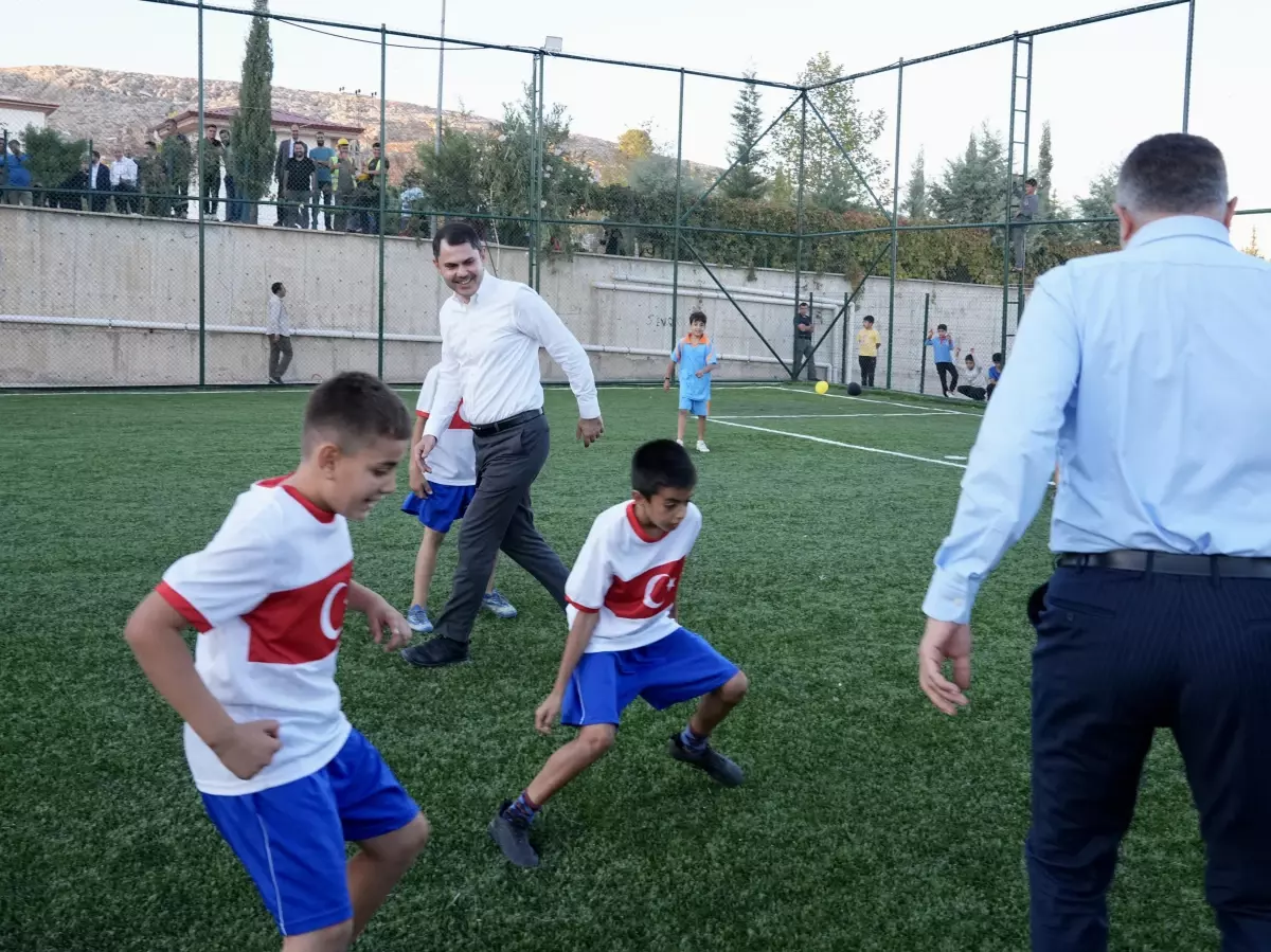 Bakan Kurum Adıyaman'da Çocuklarla Futbol Oynadı