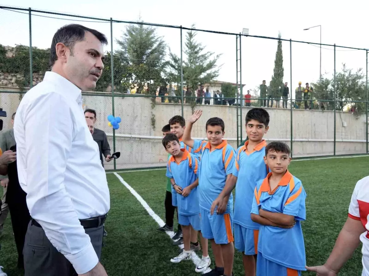 Bakan Kurum, Adıyaman\'da Çocuklarla Futbol Oynadı