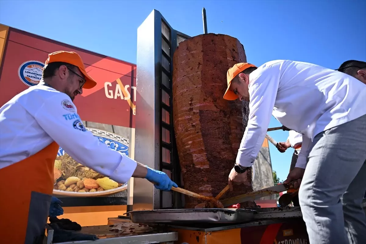 Kayseri\'de Gastronomi Günleri\'nde 1 tonluk sucuk döner pişirildi