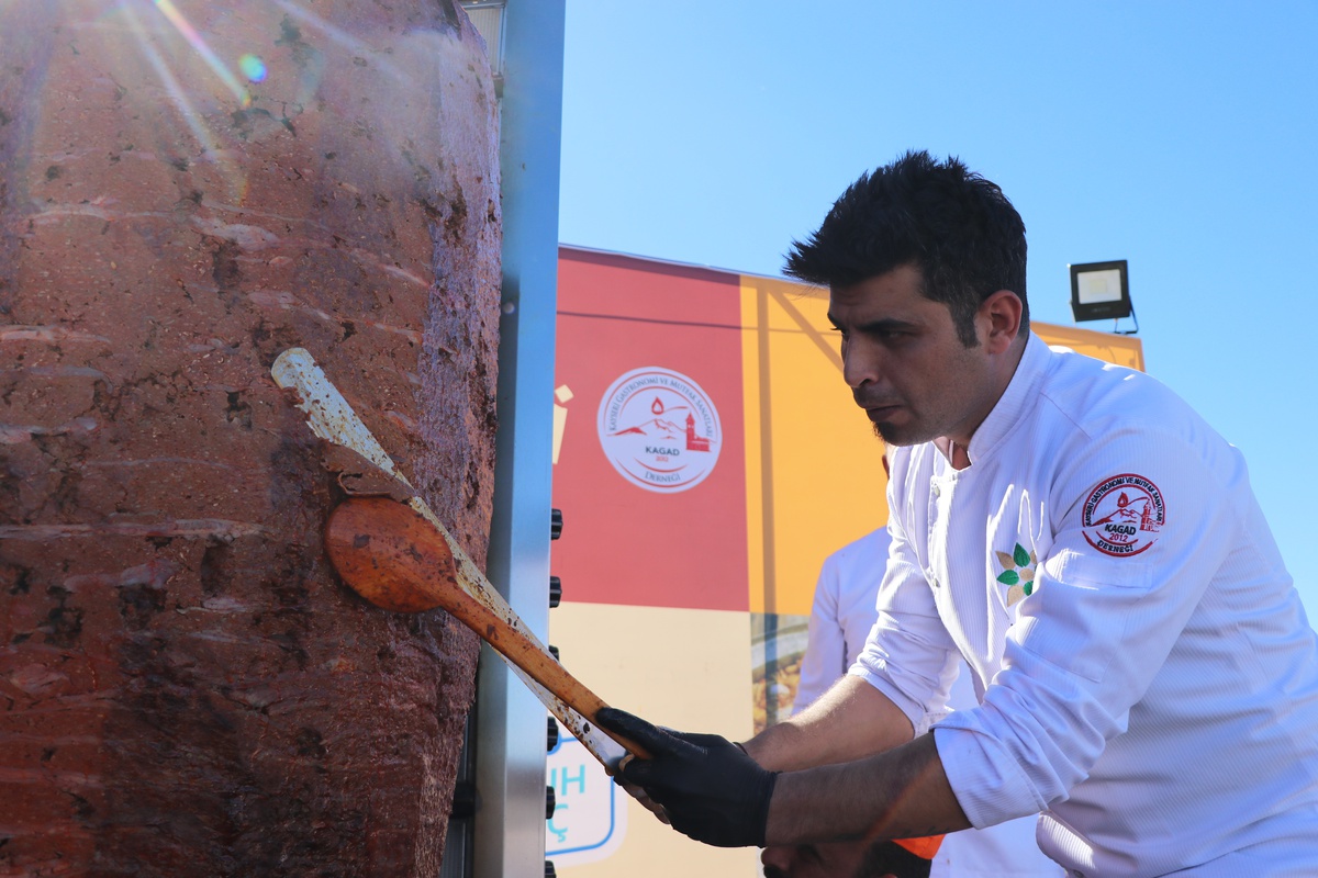 Kayseri\'de Gastronomi Günleri\'nde 1 Ton Sucuk Döner Dağıtıldı