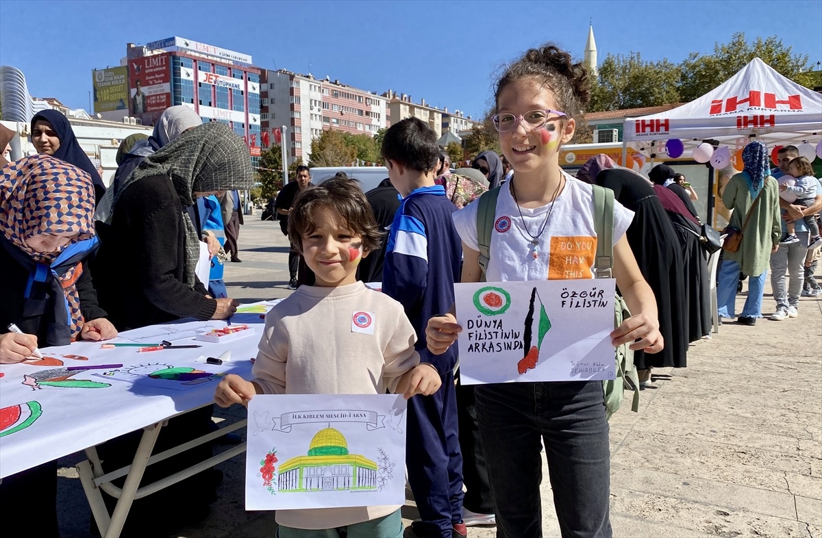 Kırşehir, Nevşehir ve Sivas\'ta çocuklar "Filistin İçin Sen de Çiz" etkinliğinde İsrail\'i kınadı