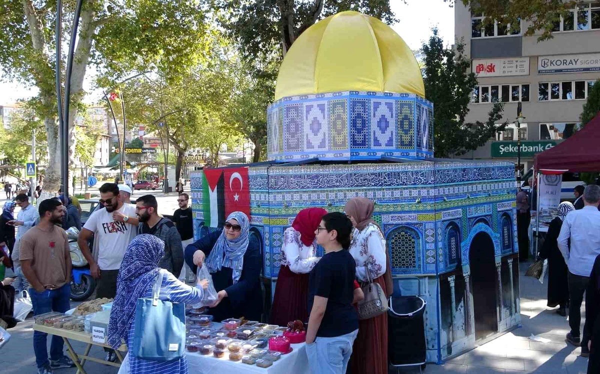 Kütahya\'da Filistin\'e Destek Hayır Çarşısı