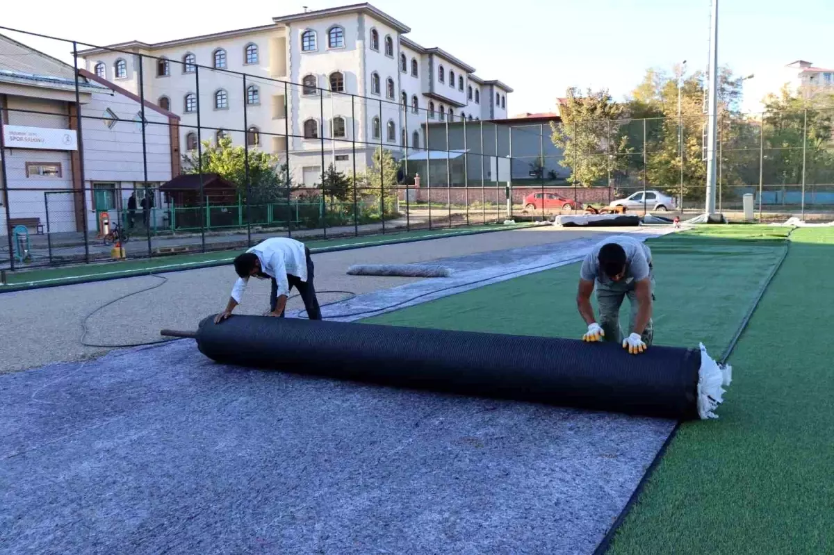 Oltu Stadyumu'nda Çim Yenileme Çalışmaları Başladı