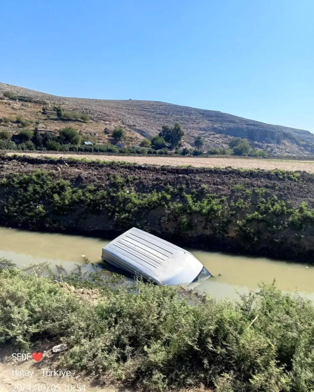 Kırıkhan\'da Kamyonet Sulama Kanalına Düştü