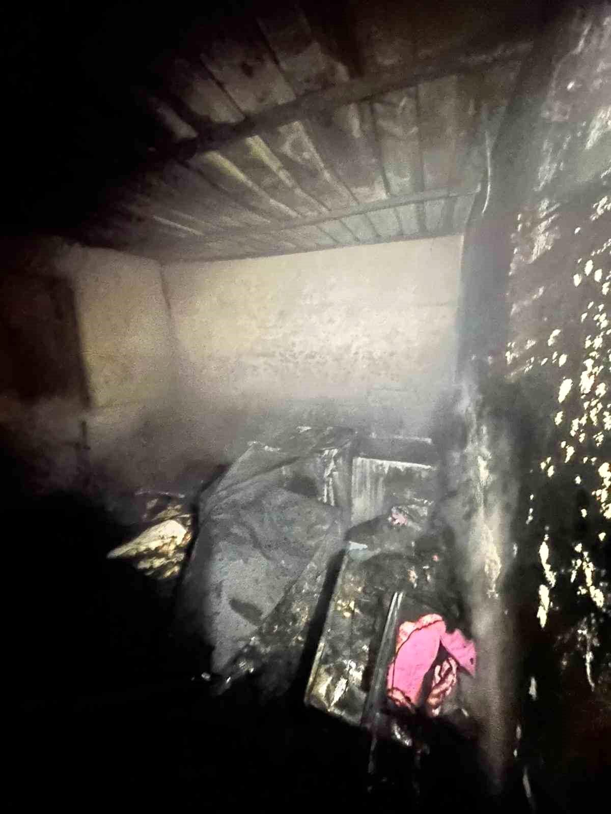 Mersin Tarsus\'ta Ev Yangını: Maddi Hasar Oluştu