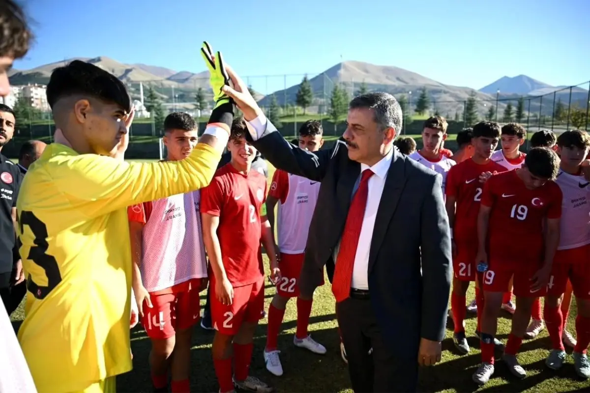 Vali Çiftçi'den U16 Futbol Turnuvası'na Ziyaret