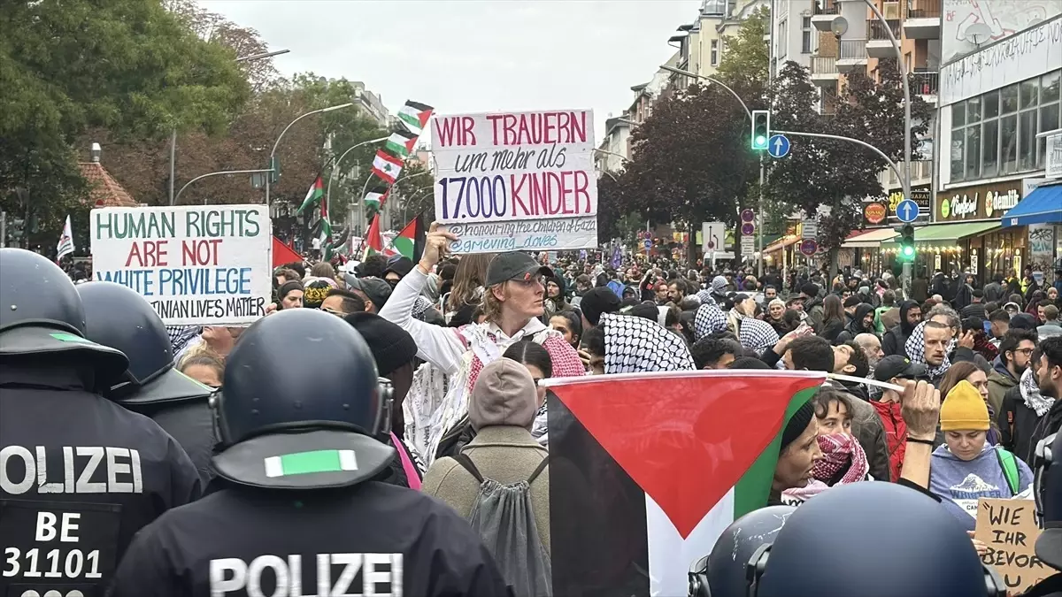 Berlin\'de Gazze Protestosu: Polis Biber Gazı Kullandı