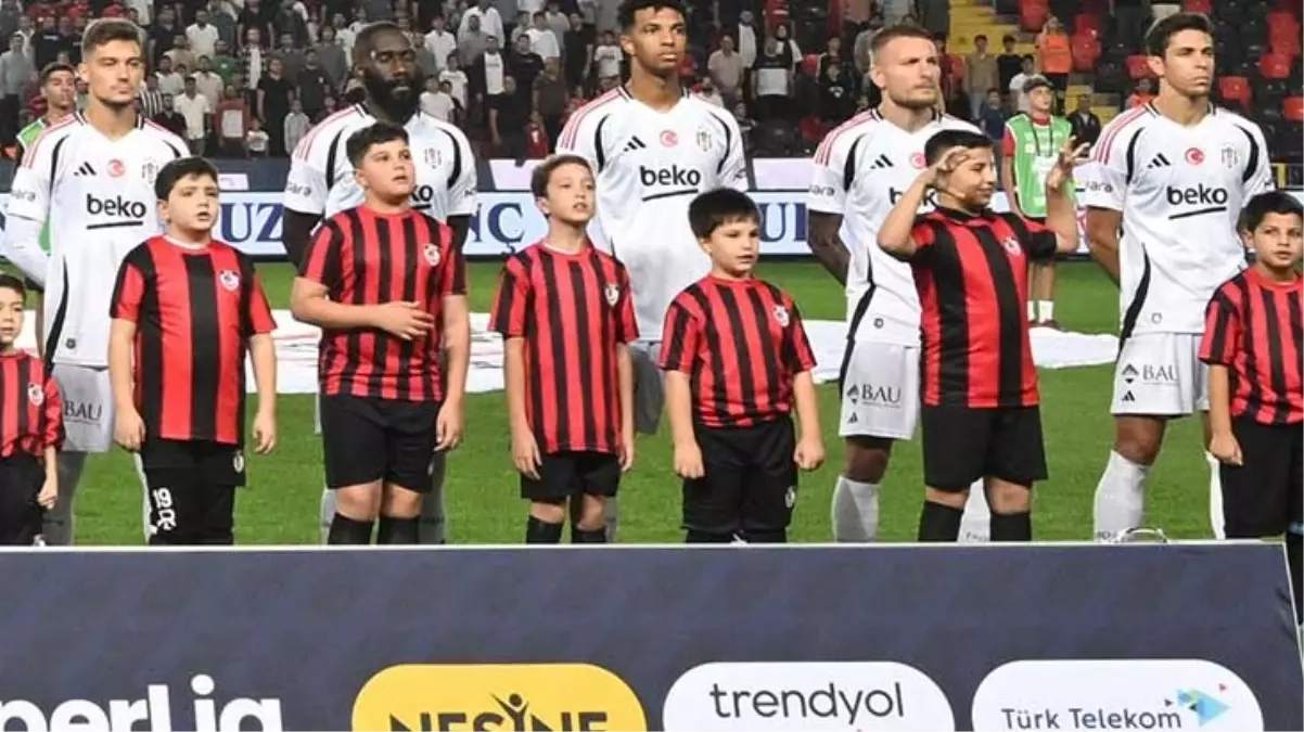 Beşiktaş\'ın yıldız futbolcusu sahayı acı içinde terk etti