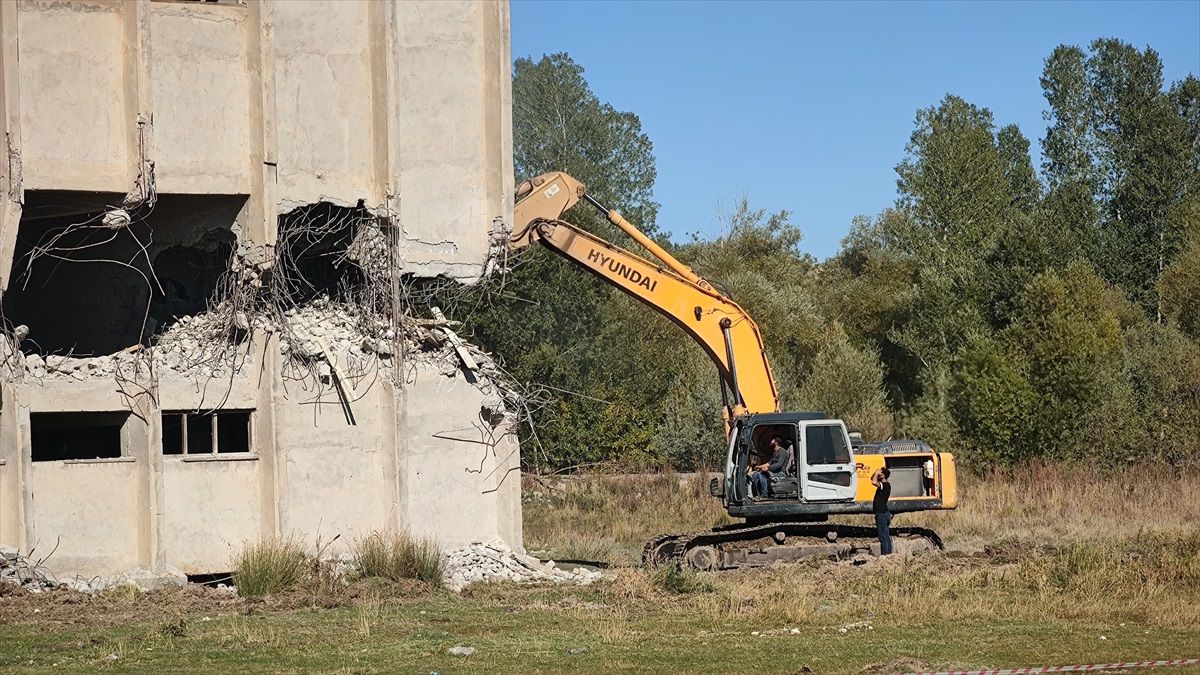 Riskli Metruk Bina Yıkıldı