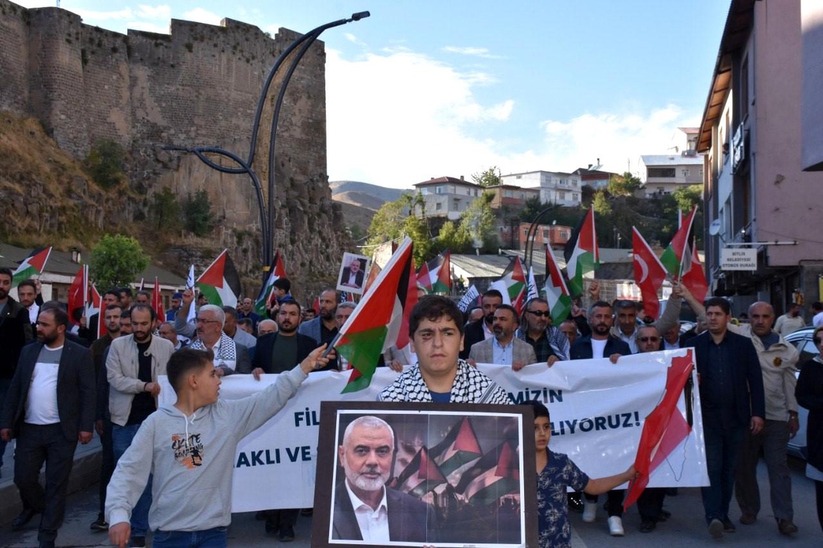 Bitlis\'te yüzlerce vatandaş İsrail\'in zulmünü kınamak için yürüdü