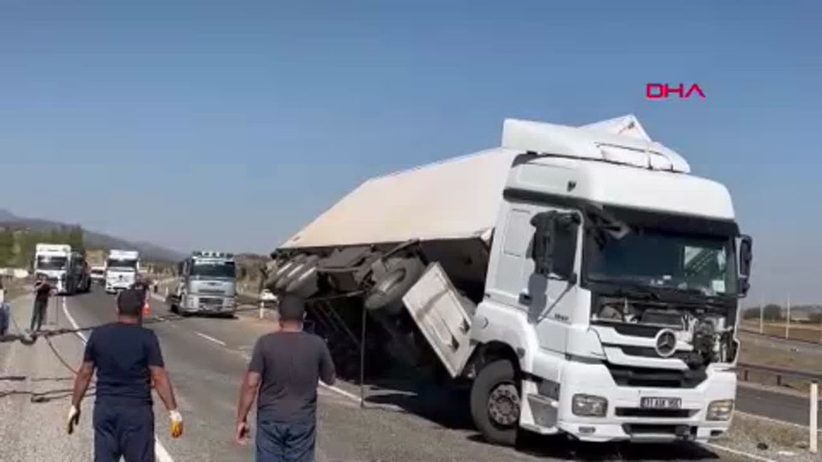 Nurdağı\'nda TIR Devrildi, Sürücü Yaralandı