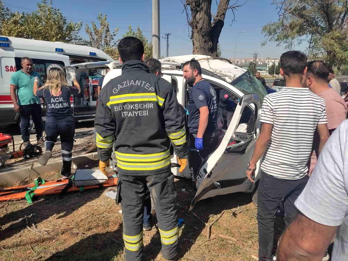 Gaziantep\'te kontrolden çıkan araç ağaca çarparak durabildi: 2 yaralı