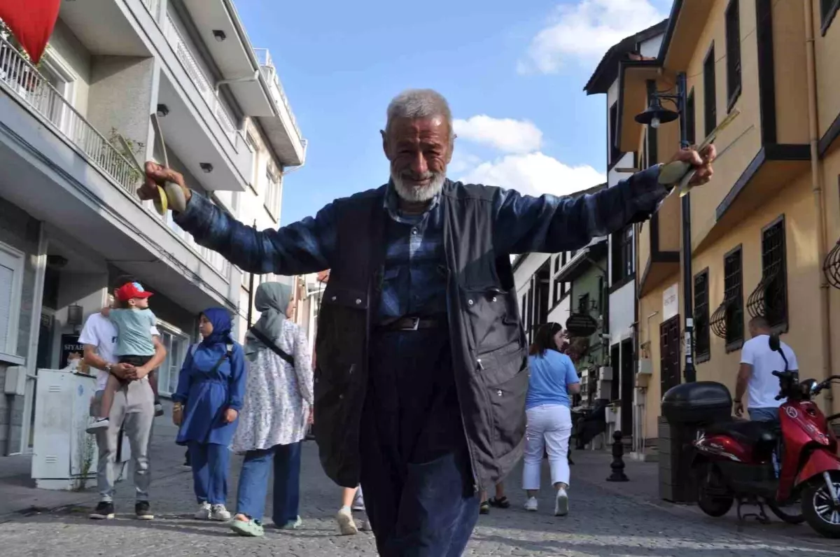 62 Yaşındaki Hamal Dansıyla Gençlere Taş Çıkarıyor