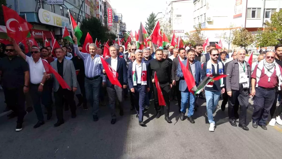 Isparta\'da Gazze işgalinin 1\'inci yıl dönümünde protesto yürüyüşü düzenlendi