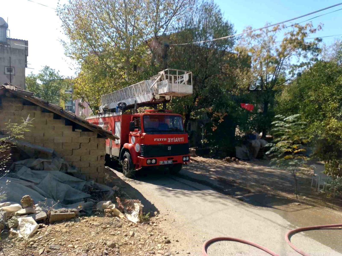 Serik\'te Ev Yangını: Güvercinler Mahalleli Tarafından Kurtarıldı