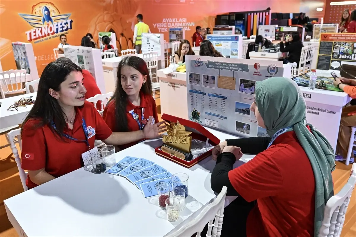 Lise öğrencilerinin projesi, karı en hızlı siyah renkli plastiğin erittiğini gösterdi