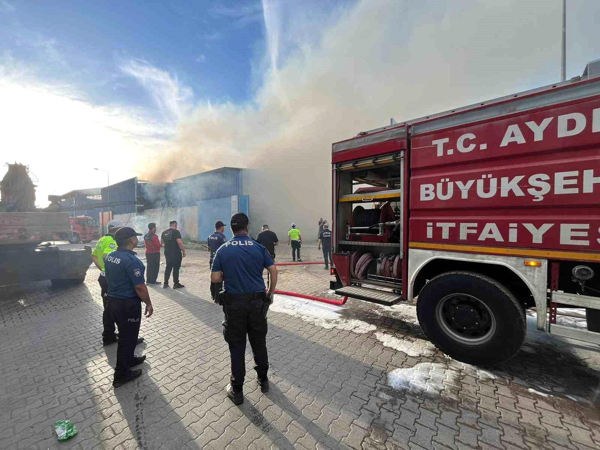 Nazilli\'de Atık Ayırma Tesisinde Yangın Çıktı