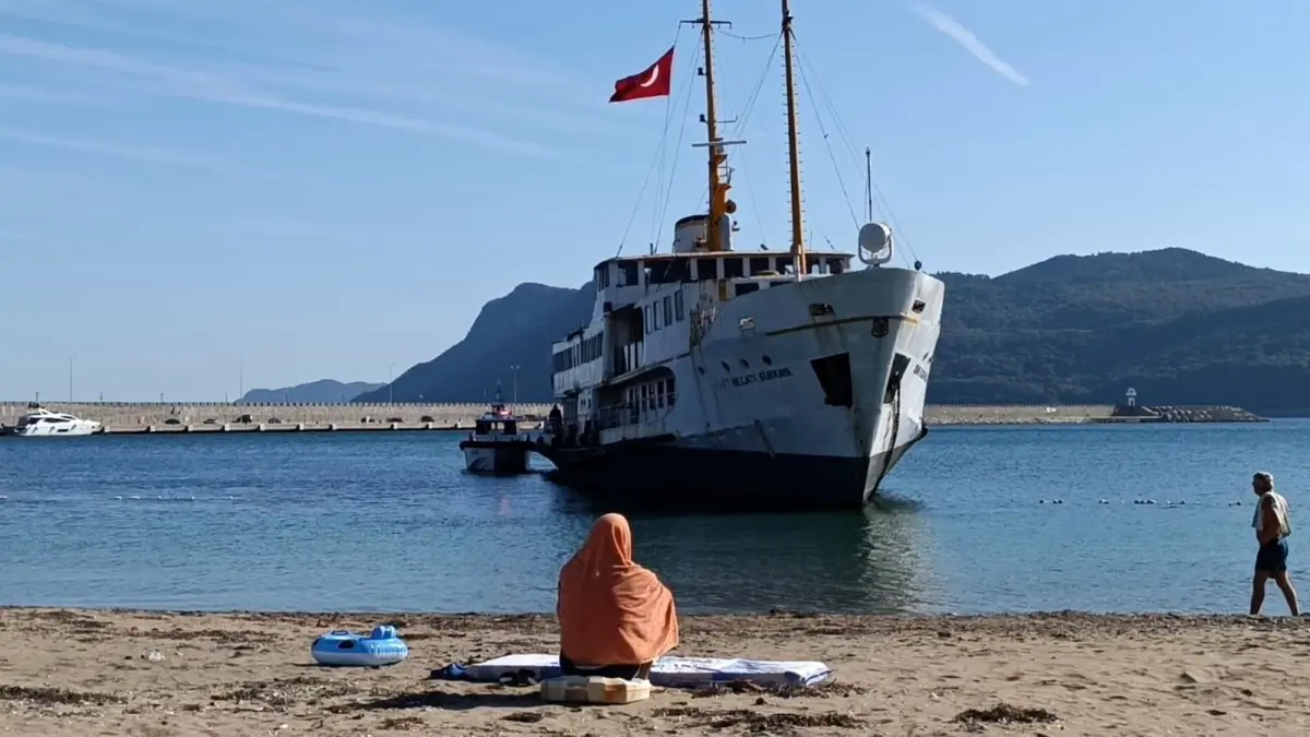 Plaja gelen yerli ve yabancı turistlere dev vapur sürprizi