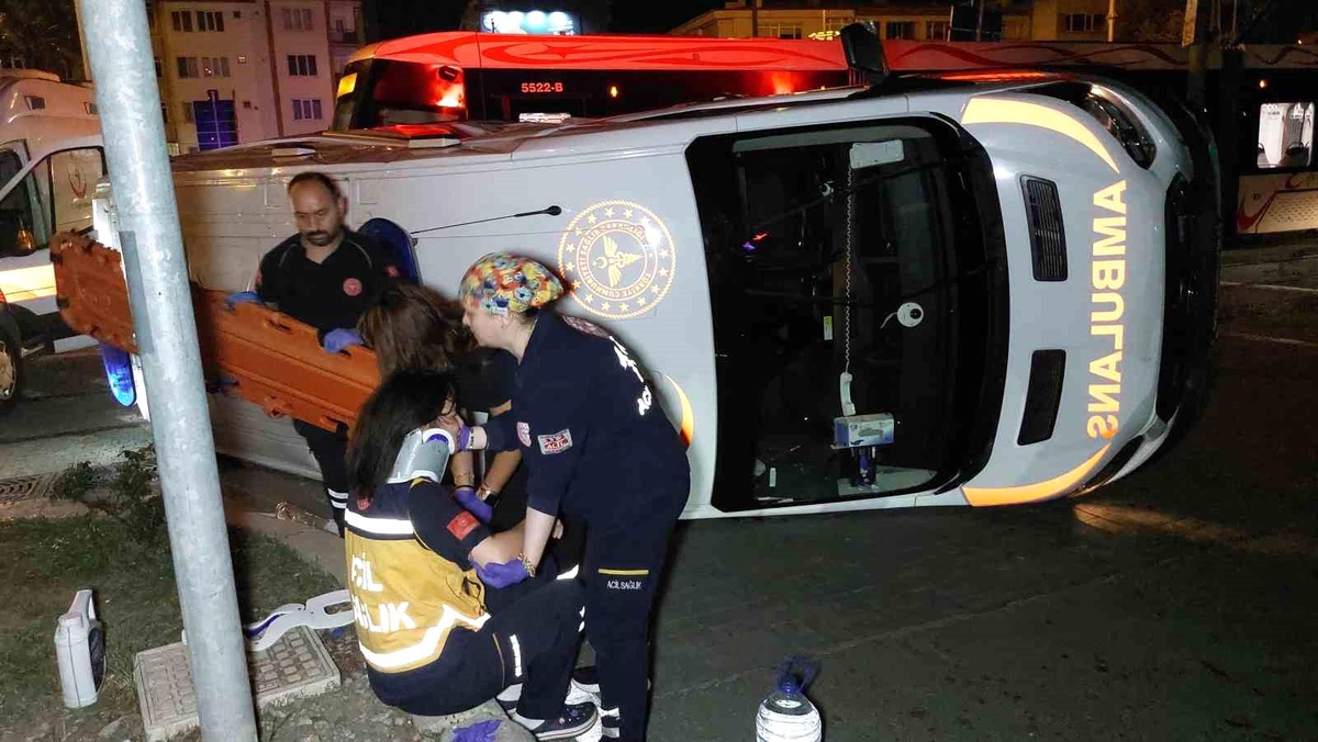 Samsun\'da Tramvay ve Ambulans Çarpıştı: 4 Yaralı
