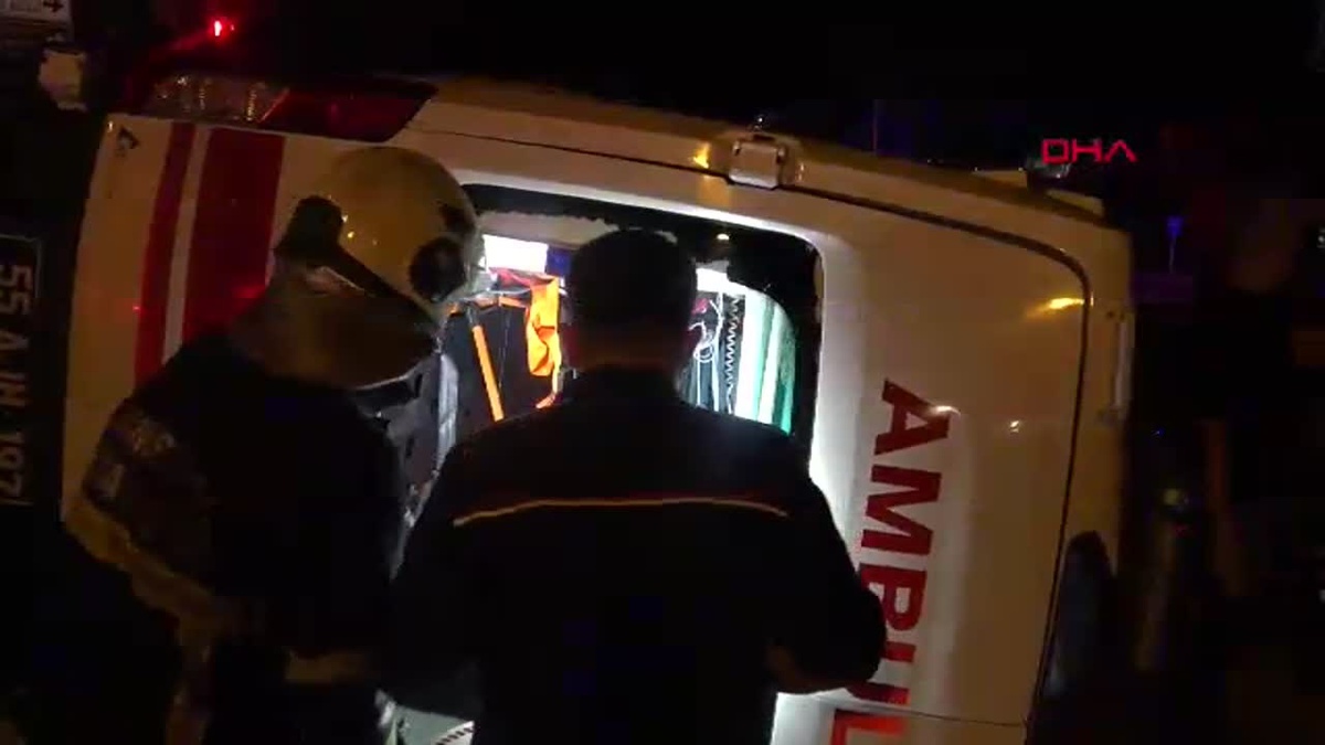 Samsun\'da Tramvay Ambulansa Çarptı, 4 Yaralı