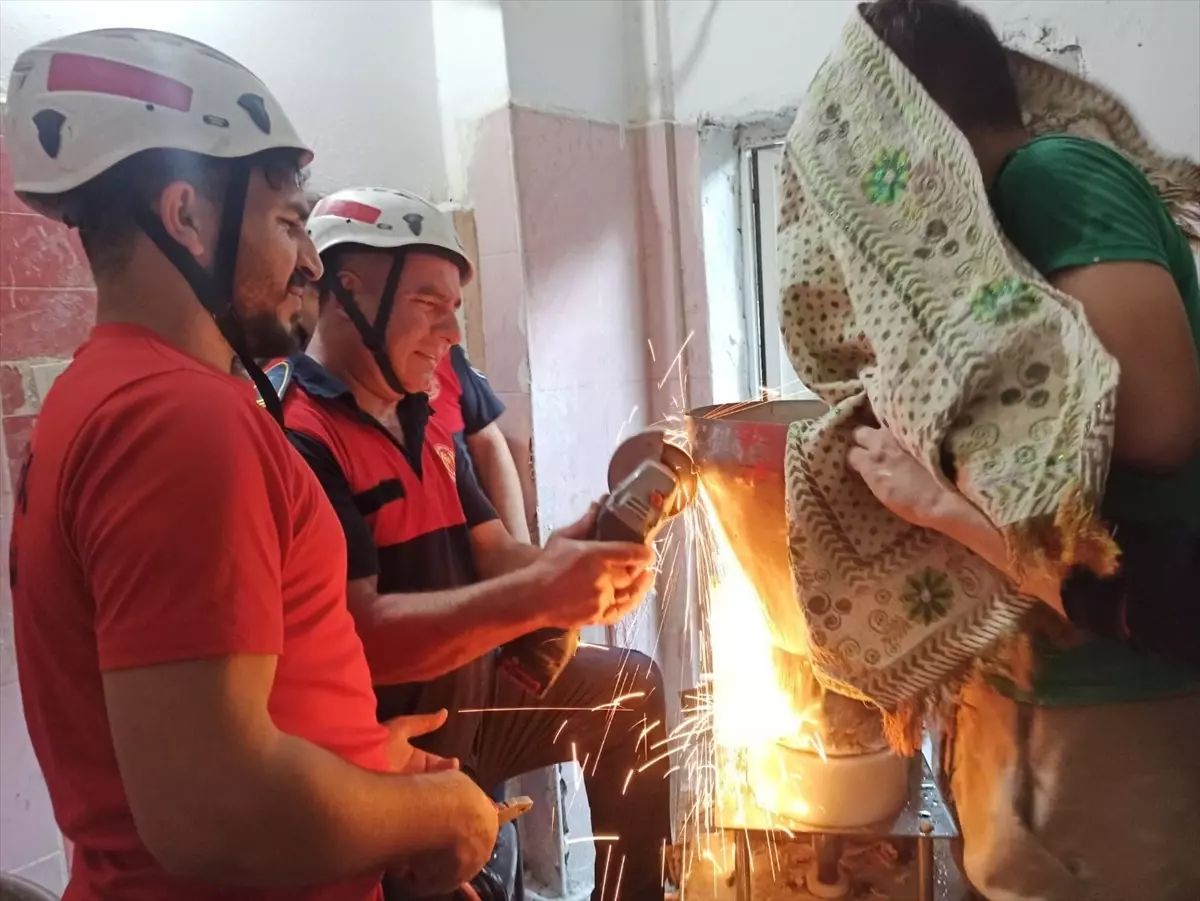 Şanlıurfa\'da elini hamur makinesine kaptıran çocuk itfaiye ekiplerince kurtarıldı